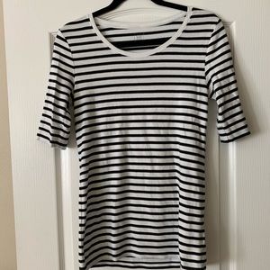 Gap Maternity Modern Short Sleeve Scoop Neck T